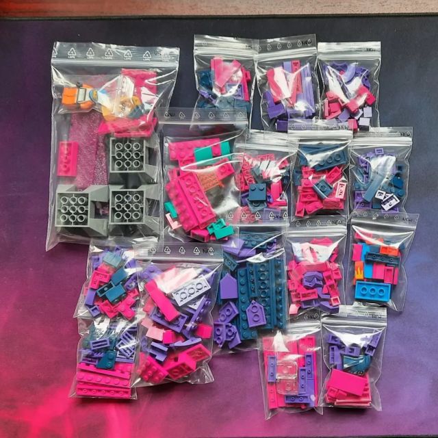 Almost only magenta, dark blue and dark purple parts in this order. That's a rare colour choice but it somehow matches my desk mat 😀 .